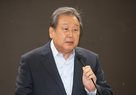 26일 국회 의원회관에서 열린 문민정부 출범 30주년 세미나 '문민정부의 정보화'에서 김무성 민주화추진협의회 공동회장이 인사말을 하고 있다. 연합뉴스.